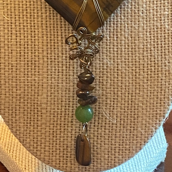 Twisted Metal and Stone Necklace - Picture 6 of 6